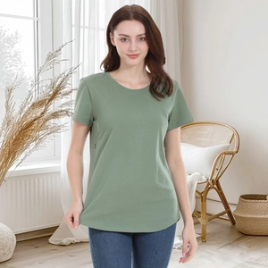 Dettaglio dell'orlo arrotondato di una t-shirt premaman e da allattamento verde militare