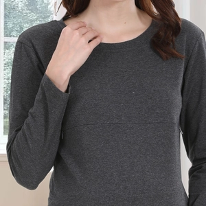 Détail de la fermeture éclair d'allaitement sur un t-shirt en coton gris anthracite