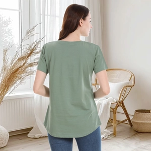 Vista posteriore della maglietta premaman verde salvia con orlo curvo e morbido cotone