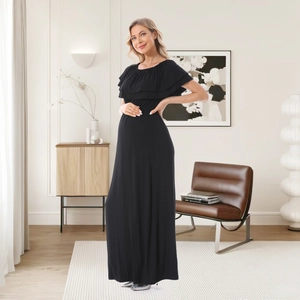 Elegante abito premaman lungo nero con spalle a balze per servizi fotografici