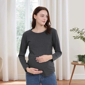 Dettaglio della cerniera invisibile per allattamento sulla t-shirt premaman grigio scuro