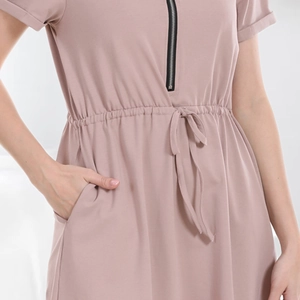Detail of dusty rose maternity dress featuring contrast zipper and elastic drawstring waist