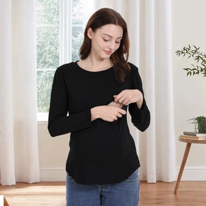 Dettaglio di una maglia da allattamento a maniche lunghe con apertura a zip invisibile