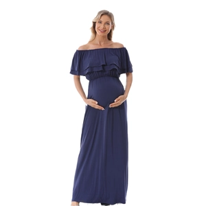 Abito premaman blu navy con spalle scoperte e volant per servizi fotografici