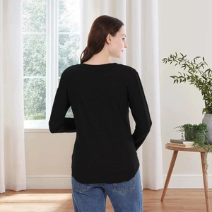 Vista posteriore di una t-shirt premaman nera a maniche lunghe con orlo curvo