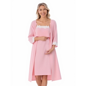Dettaglio del set premaman rosa con camicia da notte in pizzo e vestaglia abbinata