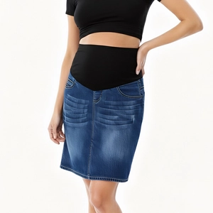 Détail de jupe en jean de maternité à taille haute avec bandeau de ventre élastique