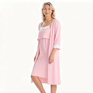 Completo premaman rosa con camicia da notte in pizzo e vestaglia abbinata su modella