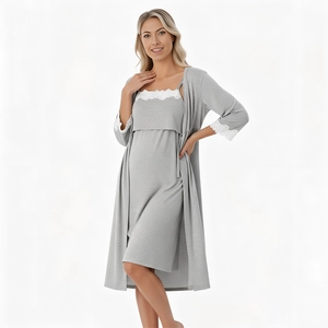 Dettaglio del set camicia da notte per allattamento grigia con pizzo e apertura per l'allattamento