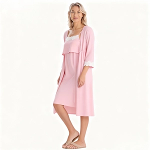 Dettaglio del set da notte premaman rosa con pizzo e funzione per l'allattamento
