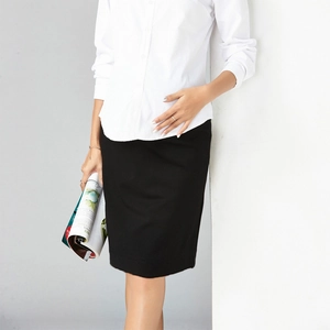 Détail de jupe crayon de maternité noire avec taille ajustable pour tenue de bureau