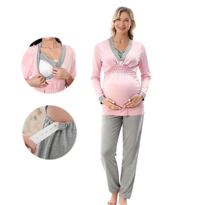 Pyjama de maternité en modal rose et gris avec col en V pour l'allaitement et taille réglable