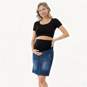 Détail de jupe de maternité en jean à taille haute avec bandeau de soutien noir élastique