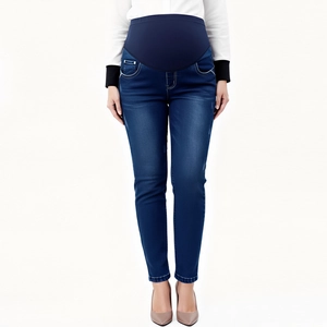 Dettaglio dei jeans premaman con fascia elastica alta e trama in denim lavato