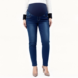 Dettaglio della fascia elastica di supporto per la pancia su jeans premaman aderenti