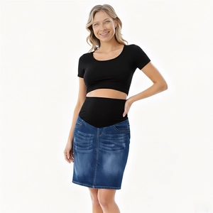 Détail d'une jupe en jean de maternité avec bandeau de soutien noir élastique