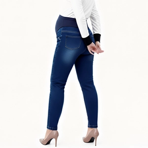 Jeans premaman blu scuro con fascia elastica sulla pancia e vestibilità slim modellante