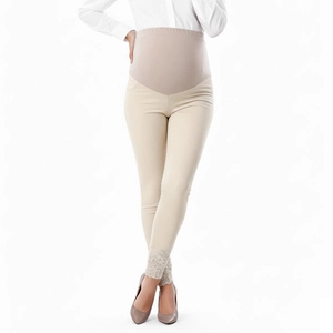 Detail der Umstandsleggings mit hoher Taille und elegantem Spitzenbesatz in Beige