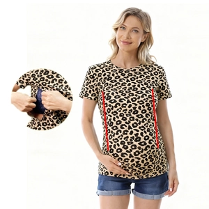 Detailansicht des Still-T-Shirts mit Leopardenmuster und markiertem Stillzugang an der Seite