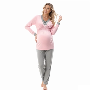 Détail du pyjama d'allaitement rose à col en V avec taille élastique et pantalon gris
