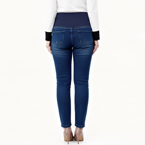 Vista posteriore dei jeans premaman slim con fascia elastica sulla pancia e tasche retro