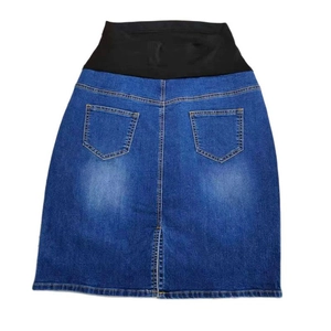 Détail d'une jupe de maternité en jean avec bandeau de soutien élastique à la taille