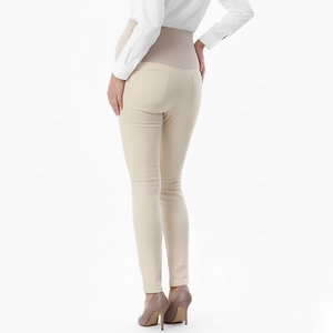 Detailansicht der Umstands-Bauchstütze bei elastischer Slim-Fit Schwangerschaftshose