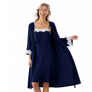 Dettaglio del set premaman blu scuro con bordi in pizzo su vestaglia e camicia da notte
