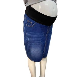 Détail d'une jupe de maternité en denim avec bandeau de soutien élastique en bleu foncé