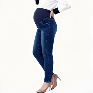 Dettaglio dei jeans premaman con supporto elastico sulla pancia e design slim fit