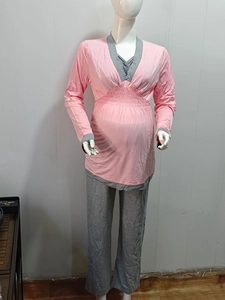 Détail d'un ensemble pyjama d'allaitement avec plis extensibles pour la grossesse rose
