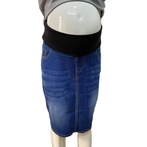 Détail de jupe en jean de maternité avec bande de soutien élastique réglable