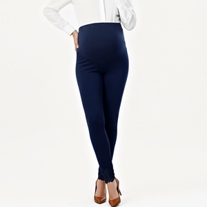 Detail der dunkelblauen Umstandsleggings mit hoher Taille und Spitzenbesatz am Saum