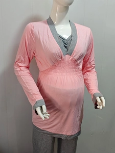 Détail d'un pyjama d'allaitement en modal doux avec col en V et taille élastique ajustable