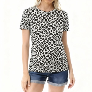 Detail eines grauem Leopardenmuster Umstands-T-Shirts mit Rundhals und Kurzarm