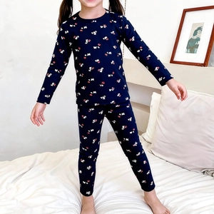 Détail de pyjama en coton bleu foncé à motif floral avec col rond et maille douce