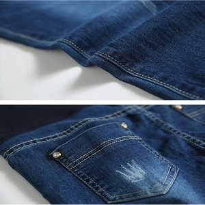 Dettaglio dei jeans premaman blu con cuciture fini e motivo a corona sulla tasca dietro