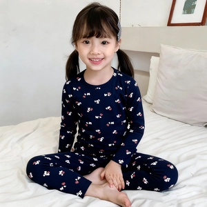 Détail du pyjama enfant bleu marine avec motifs de nœuds en coton doux et tissu élastique