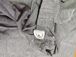 Détail du pantalon de maternité en modal avec taille élastique réglable et boutons blancs