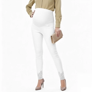 Weiße Umstandsleggings mit hoher Taille und Spitzenbesatz für Schwangere mit Stützbund