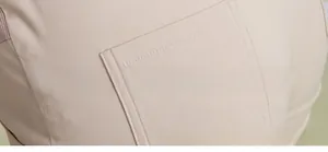 Detailansicht der Umstandshose mit Fokus auf präzise Nähte und elastisches Taschendesign