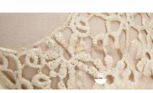 Detail der beigefarbenen florale Spitzenstickerei mit seidigem Futter für Leggings