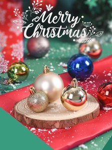 Close-up of 6cm champagne and gold Christmas balls with matte and glitter finishes