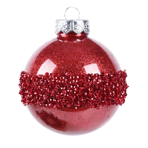 Detailansicht einer roten Glitzer-Weihnachtskugel mit Paillettenband und Silberkappe
