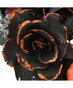 Dettaglio ghirlanda di Halloween con rosa nera e glitter arancioni e mini zucca decorativa