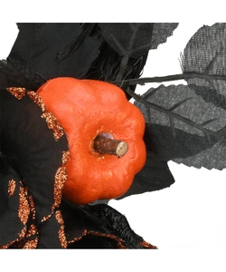 Dettaglio macro della zucca di Halloween con foglie venate nere e rete arancione glitterata