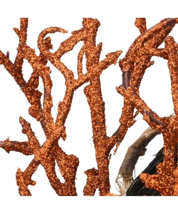 Dettaglio macro di rami glitterati arancioni su una ghirlanda decorativa per Halloween