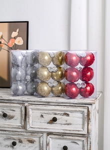 Details von roten und goldenen Weihnachtskugeln mit Glitzer und Mattfinish im Regal