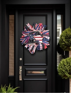 Détail de couronne patriotique américaine avec rubans bleu blanc rouge et étoiles en bois sur porte