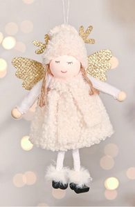 Dettaglio di angelo di peluche crema con corna di renna e ali dorate glitterate
